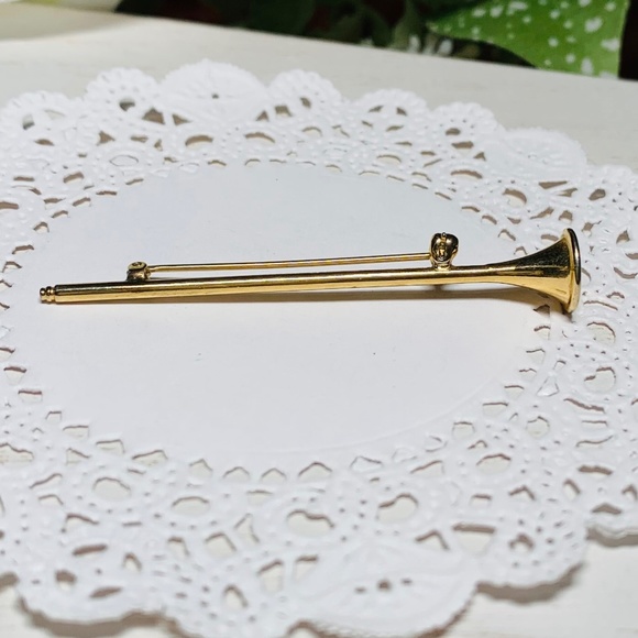 Vintage Brooches, Lot of 3, Gold tone Swimmer, Tennis Racquet, and Horn - Picture 6 of 7